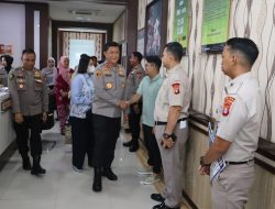 Bentuk Kepedulian Pimpinan, Kapolda Kalteng Beserta Ibu Ketua Bhayangkari Besuk Anggota Yang Dirawat Akibat Kecelakaan
