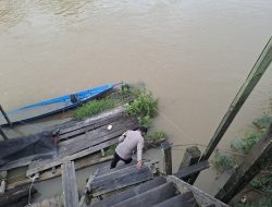 Piket Polsek Lamandau Cek Debit Air Sungai Lamandau