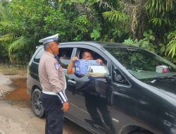 Bagikan Brosur Petunjuk Keselamatan Berkendara Kepada Masyarakat Pengguna Jalan