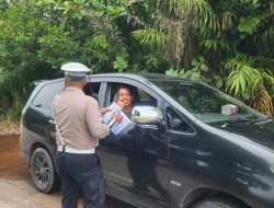 Bagikan Brosur Petunjuk Keselamatan Berkendara Kepada Masyarakat Pengguna Jalan