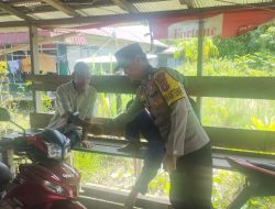 Bhabinkamtibmas Polsek Mendawai Melaksanakan Sambang Kamtibmas ke Rumah Warga Desa Tumbang Bulan.
