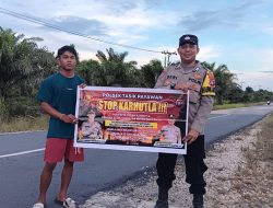 Sambangi warga Babhinkamtibmas sosialisasikan Bahaya karhutla.