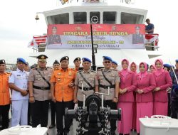 Kenang Jasa Pahlawan Gugur di Perairan, Polda Kalteng Gelar Upacara Tabur Bunga Hari Bhayangkara ke-79 di Kapuas