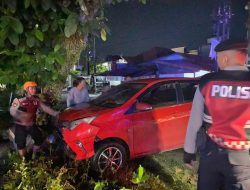 Tanggap Dan Responsif, Personel Subdit Gasum Ditsamapta Polda Kalteng Evakuasi Mobil Alami Laka Lantas Hingga Masuk Parit