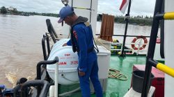 Patroli Rutin, Kapal Ditpolairud Polda Kalteng Periksa Dokumen Kapal dan Cek Alat Keselamatan