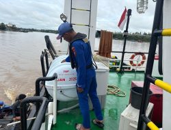 Patroli Rutin, Kapal Ditpolairud Polda Kalteng Periksa Dokumen Kapal dan Cek Alat Keselamatan