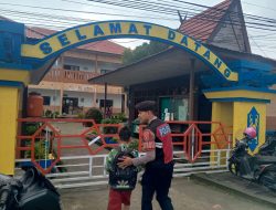 Satuan Samapta Polres Lamandau Bantu Anak Sekolah Menyeberang Jalan